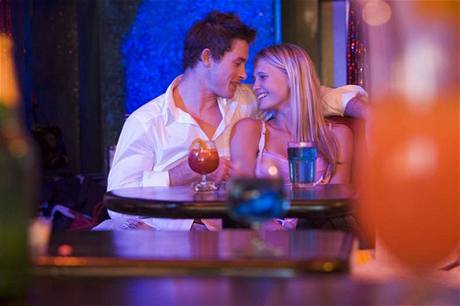 Mladý pár popíjí v baru - ilustrační foto.