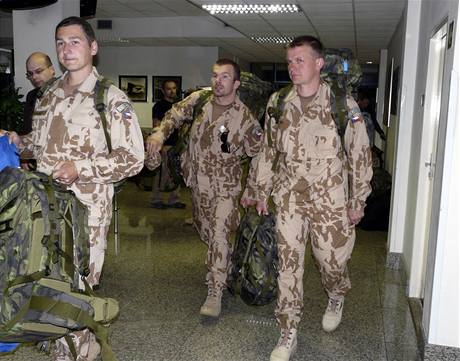 etí vojáci odlétají do Kábulu