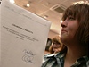 Studentka ukazuje podepsanou Lisabonskou smlouvu