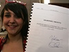 Studentka ukazuje Lisabonskou smlouvu s podpisem prezidenta Klause