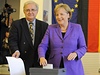 Angela Merkelová hlasuje v Eurovolbách.