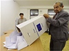 Volební komisa vysypává urnu v jedné z bratislavských volebních místností v sobotu veer.