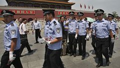 Čínští policisté zakázali novinářům na pekingském Náměstí nebeského klidu točit. | na serveru Lidovky.cz | aktuální zprávy