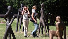 �estnáct um�lc� prezentuje své výtvory na nejr�zn�j�ích místech Brna. Na snímku Hrá�i Michala Gabriela.