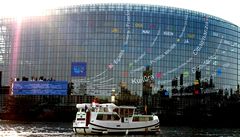 Budovu Evropského parlamentu si můžete prohlédnout z lodi. Její obsluhu zvládne i amatér. | na serveru Lidovky.cz | aktuální zprávy