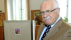 Václav Klaus ve volební místnosti