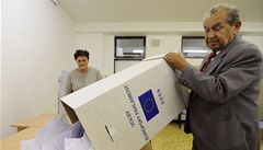Volební komisa� vysypává urnu v jedné z bratislavských volebních místností v sobotu ve�er.