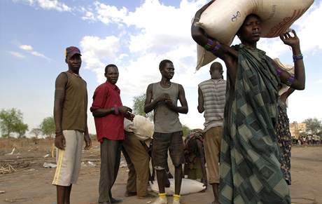 Lidé v Súdánu ekají na humanitární pomoc
