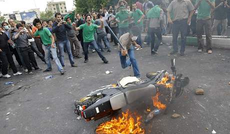 Demonstrace v Teheránu po volbách