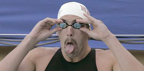 Michael Phelps ped závodem.