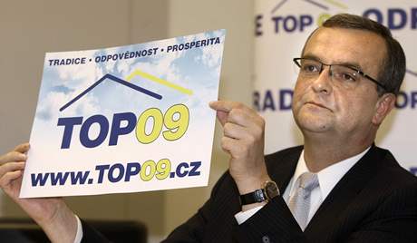 Miroslav Kalousek s logem strany Top 09.