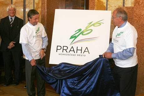 Primátor Prahy Pavel Bém (vlevo) a éf eského olympijského výboru Milan Jirásek slavnostn odkrývají logo praské olympiády.