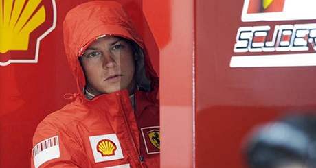 Kimi Räikkönen se schovává v garái svého týmu pi pátením tréninku na VC Nmecka.