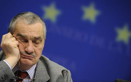 Karel Schwarzenberg bhem jednání EU v Bruselu.