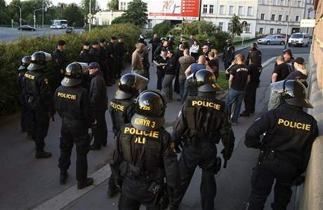 Protestní prvod radikál v Karlových Varech proti zatýkání neonacist.