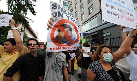 Demonstranti postupují k budov OSN v Kuala Lumpur. Transparent uprosted nese nápis: "Hanba ti, Ahmadíneáde."