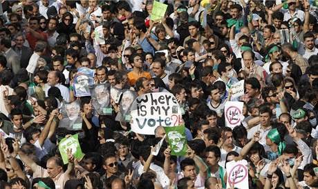 Stoupenci Músávího v centru Teheránu drí jeho podobizny na zeleném papíe. Uprosted transparent: "Kde je mj hlas?".