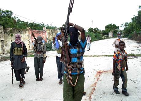 Islámtí ozbrojenci ve tvrti Tarbunka v Mogadiu.