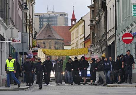 Podporu zateným radikálm vyjádilo nkolik desítek lidí