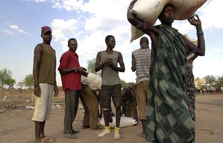 Lidé v Súdánu ekají na humanitární pomoc