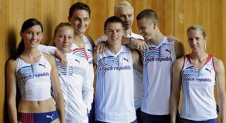 Atleti (zleva) Jitka Bartoniková, Jiina Ptáníková, Martin Mazá, Pavel Maslák, Josef Prorok, Luká astný a Jana Koreová pedstavili 11. ervna na tiskové konferenci v Praze novou kolekci reprezentaního obleení. 