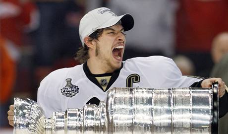 Crosby se raduje se Stanley Cupem. Kdo je získá v této sezoně?