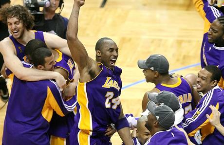 Basketbalisté Lakers se radují, uprosted Bryant.