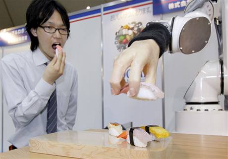 robot servrujc sushi