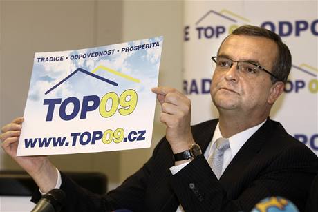 Miroslav Kalousek s logem strany Top 09.