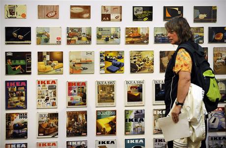 V muzeu jsou vystaveny katalogy firmy Ikea od prvního z roku 1951.
