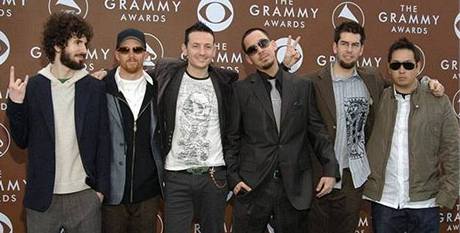Linkin Park (Rob Bourdon je druhý zprava).