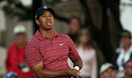 Tiger Woods sleduje odpal na turnaji Arnold Palmer Invitational.