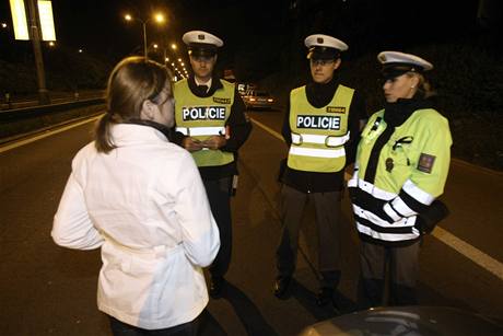 Policejn ztah proti neukznnm idim na prask Libereck ulici (vpadovka R8).