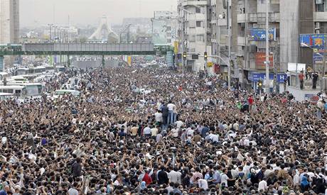 Mir Hosejn Músáví obklopen svými stoupenci v centru Teheránu.