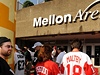Fanouci obou tým ped Mellon Arénou.
