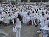 Nkolik tisíc lidí v bílém obleení poveeelo v centru Paíe.