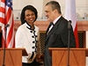 Karel Schwarzenberg a Condoleezza Riceová v roce 2008 po podpisu smlouvy o americkém radaru v Brdech.