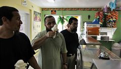 Osvení. trojice Ujgur s chutí pojídá bermudskou zmrzlinu.