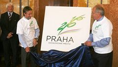 Primátor Prahy Pavel Bém (vlevo) a éf eského olympijského výboru Milan Jirásek slavnostn odkrývají logo praské olympiády.