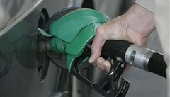Pohonn hmoty dl zlevuj. Prmrn ceny benzinu i nafty klesly pod 28 korun