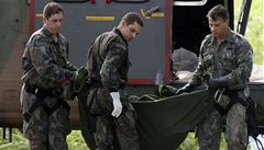 Příslušníci brazilského letectva vykládají jedno z těl z letu 447. | na serveru Lidovky.cz | aktuální zprávy