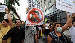 Demonstranti postupují k budov OSN v Kuala Lumpur. Transparent uprosted nese nápis: "Hanba ti, Ahmadíneáde."