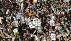 Stoupenci Músávího v centru Teheránu drí jeho podobizny na zeleném papíe. Uprosted transparent: "Kde je mj hlas?".