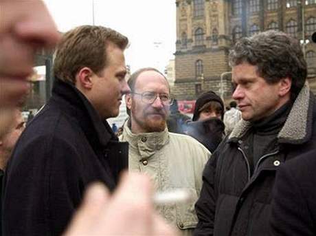 Otakar Svoboda (vpravo) v dob televizní stávky v roce 2000.