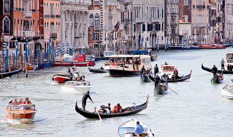 Benátky: nejen historie, ale i souasná móda. V okolí je ada výhodných outlet, nkteí hoteliéi pro své hosty zajiují i dopravu.