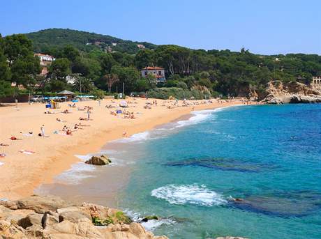 Plá Cala Rovira, Costa Brava. Katalánsko láká echy dosaitelností autobusem, a tedy nií cenou zájezdu. Jen ta cesta trvá 20 hodin.