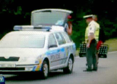 Záznam TV Prima, který usvduje policisty z krádee nealkoholického piva po nhod kamionu