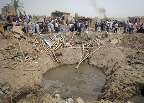 Kráter, který zstal po pumovém útoku v iráckém Kirkúku.