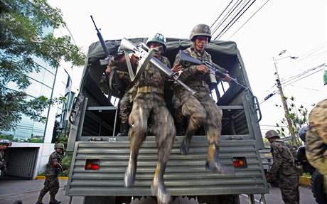 Honduratí vojáci pijídjí k prezidentskému vojáci.
