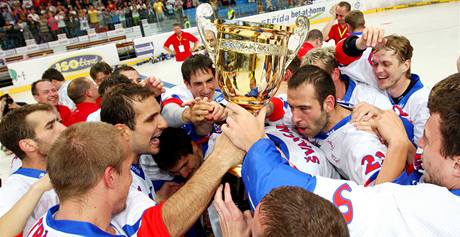 eská radost s trofejí pro mistry svta.